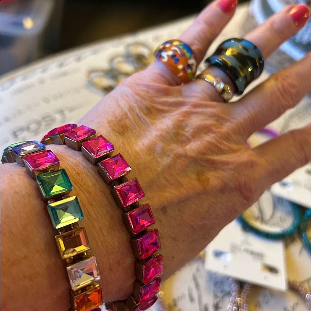 Lot of 13 Pieces of Jewelry 5 Earrings 3 Rings 5 Bracelets Chic Vibrant Boho - Picture 10 of 17